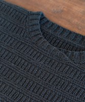 Интересный элемент дизайна на воротнике пуловера