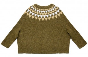 Женский пуловер, связанный спицами по кругу из шерсти