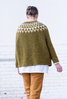 Пуловер из твида с круглой кокеткой, связанный спицами