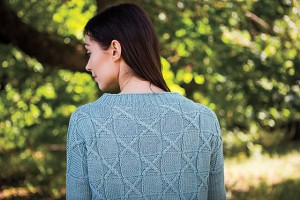 Пуловер с удлиненной спиной, связанный отдельными деталями