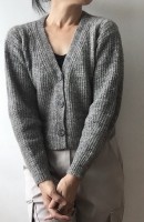 Укороченный пуловер с интересным узором, связанный спицами