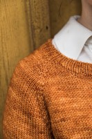 Пуловер покроя реглан спицами без швов