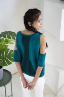 Пуловер  с открытыми плечами, связанный спицами