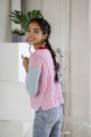 Игривый пуловер с тонкими косами, связанный снизу вверх