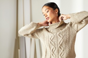 Женский пуловер  с широкими рукавами и воротником