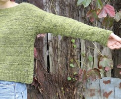 Интересный дизайн рукава в пуловере спицами