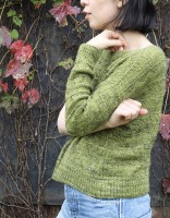 Женский пуловер текстурным узором спицами