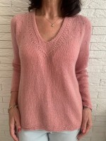 Женственный пуловер с глубоким вырезом горловины