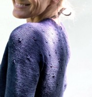 Пуловер с прибавками круглой кокетки, замаскированными в узоре