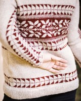 Пуловер, связанный спицами одной деталью