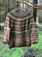 Стильный удлиненный пуловер от дизайнера Кейтлин Хантер