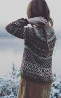 Пуловер с жаккардом и длинным  рукавом, украшенный цветовыми узорами