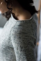 Пуловер с горловиной руликом спицами 