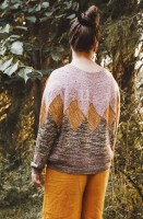 Женский пуловер с контрастным переходом цвета на кокетке