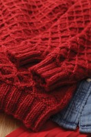Пуловер с длинным рукавом, связанный спицами одной деталью
