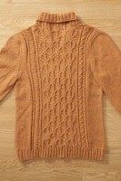Пуловер, связанный отдельными деталями спицами