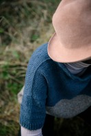 Плечи пуловера с имитацией ложного шва
