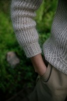 Пуловер с узкими манжетами спицами