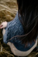 Пышные косы, украшающие кокетку пуловера спицами