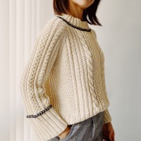 Вариант пуловер с широкими рукавами, связанного спицами