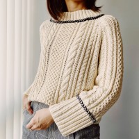 Пуловер с широкими рукавами, связанный спицами по кругу одной деталью