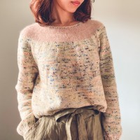 Женственный пуловер с круглой горловиной, связанный спицами