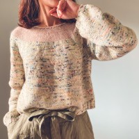 Пуловер с круглой кокеткой и ростком, связанный одной деталью