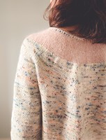 Женский пуловер, связанный спицами чулочной вязкой