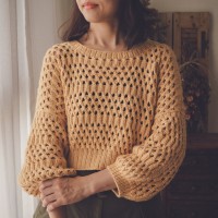 Укороченный женский пуловер спицами