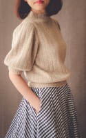 Стильный пуловер с пышным рукавом спицами