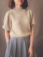Женственный пуловер, связанный спицами резинкой