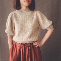 Женский пуловер с широкими рукавами и воротником