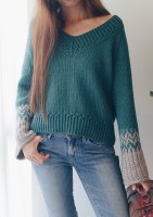 Женский пуловер с широкими рукавами, связанный по кругу сверху вниз