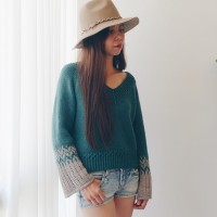 Женский пуловер с V- образным вырезом, связанный спицами