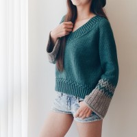 Стильный женский пуловер с глубоким вырезом горловины