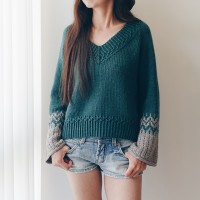 Двухцветный пуловер с планками скрещенной резинкой