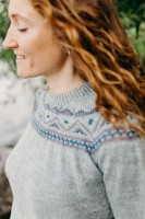 Женский пуловер с круглой кокекткой, связанной постепенными прибавками