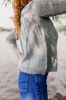 Пуловер с длинными рукавами, связанный спицами