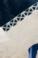 Шаль, связанная платочной вязкой двумя цветами