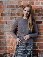 Женский пуловер резинкой, связанный по кругу одной деталью