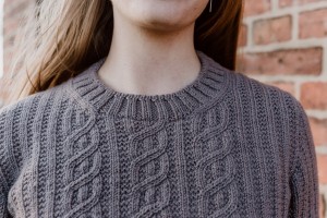 Стильный пуловер, связанный платочной резинкой спицами