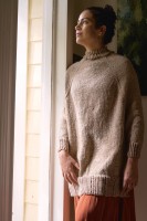 Пуловер с длинным рукавом, связанный сверху вниз спицами