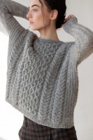 Женский пуловер интересного кроя, связанный одной деталью