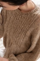 Пуловер в рустикальном стиле, связанный из тонкой шерсти
