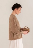 Пуловер с интересным узором кокетки, связанный спицами