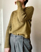 Женский пуловер, связанный сверху вниз одной деталью