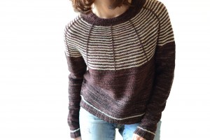 Пуловер с интересным узором на кокетке, связанный спицами 