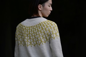Красивый мужской пуловер спицами с геометрически узором