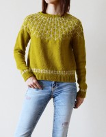 Яркий женский пуловер с жаккардовой кокеткой