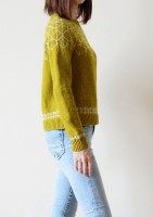 Женский пуловер с круговой кокеткой, связанный спицами 
